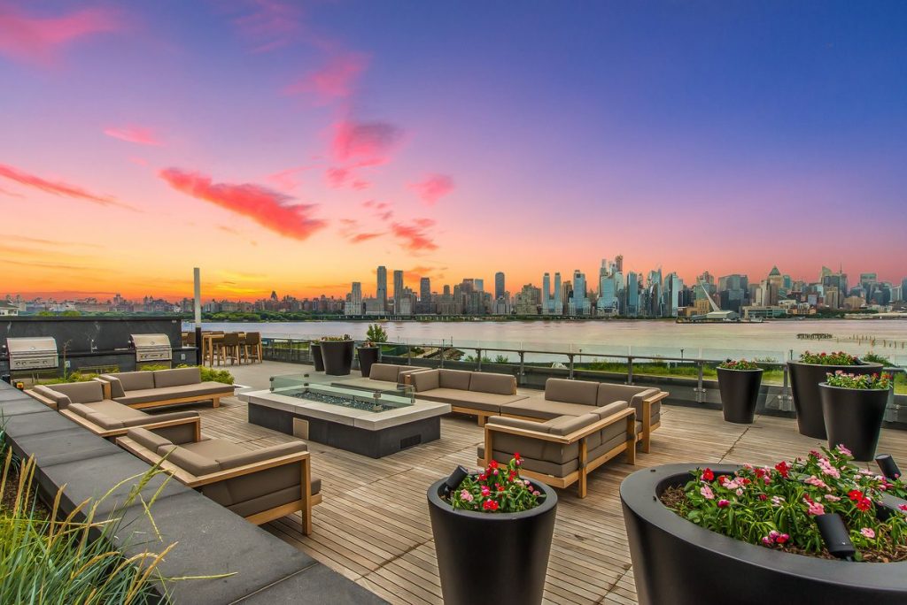 PORT IMPERIAL – Nine on the Hudson, Exterior Courtyard