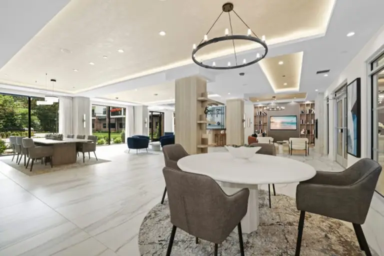Parkside, Lobby