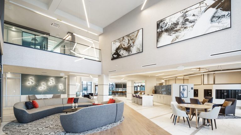 Station Bay, Lobby