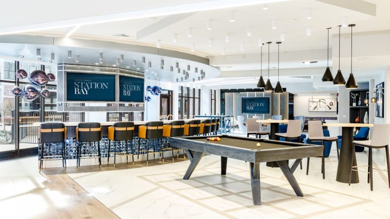 Station Bay, Lounge