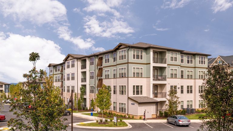 Lake Linganore, Exterior