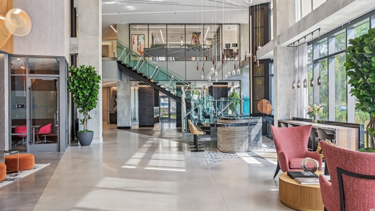 Solverre, Lobby