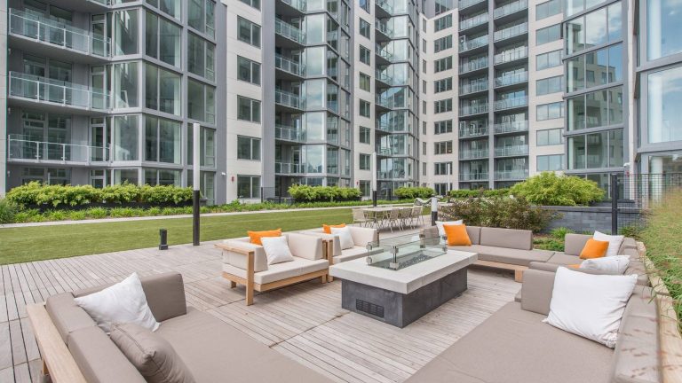 PORT IMPERIAL – Nine on the Hudson, Exterior Courtyard