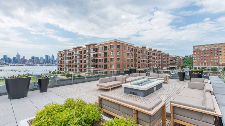 PORT IMPERIAL – Nine on the Hudson, Exterior Courtyard