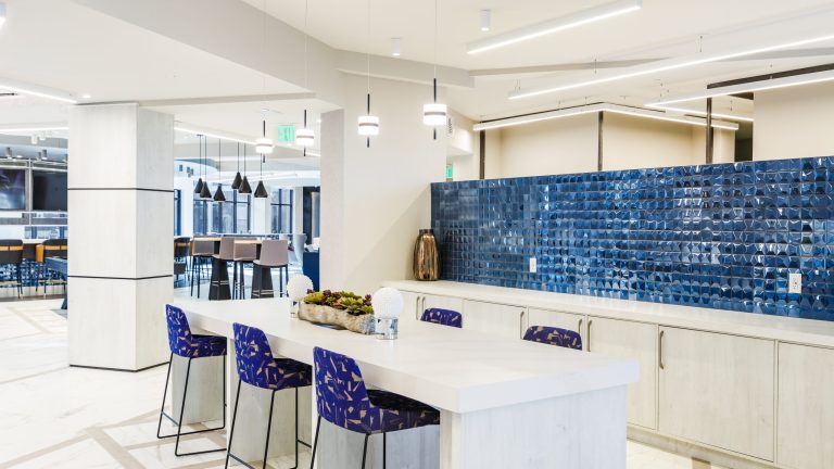 Station Bay, Lounge