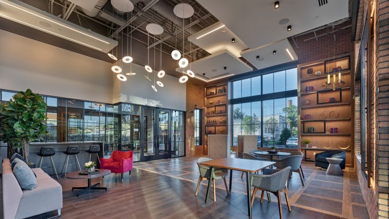 Vermella East, Lobby