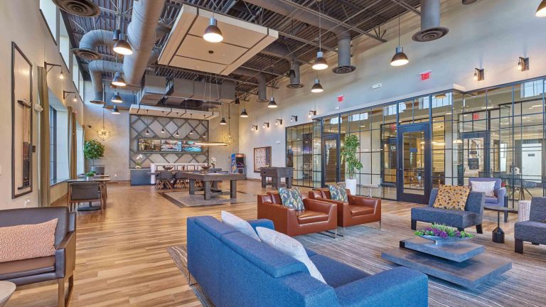 Vermella West, Lounge