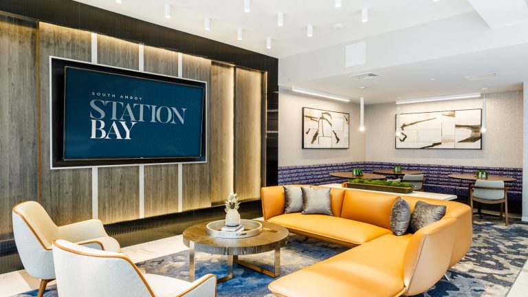 Station Bay, Lobby
